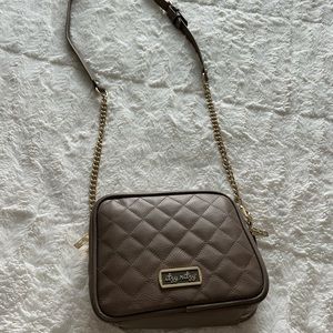 Itzy ritzy double take crossbody diaper bag in taupe